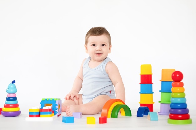 Brinquedos educativos para bebês brinquedos de madeira coloridos sobre fundo branco educação infantil 7 meses