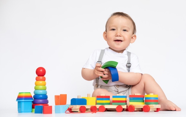 Brinquedos educativos para bebês, brinquedos de madeira coloridos sobre fundo branco, educação infantil