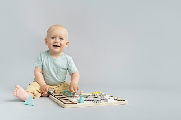 Foto brinquedos educativos para crianças tabuleiro de jogo de madeira tabuleiro ocupado para crianças estilo de vida ecológico a criança trabalha com material montessori para jogos sensoriais de habilidades motoras finas