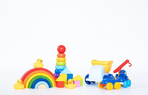 Brinquedos infantis e loja de brinquedos coloridos isolados em fundo branco Brinquedos educativos