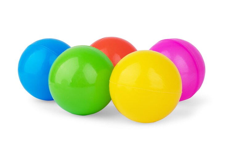 Foto brinquedos infantis em um fundo colorido um lugar para inserir o minimalismo do texto fundo do bebê