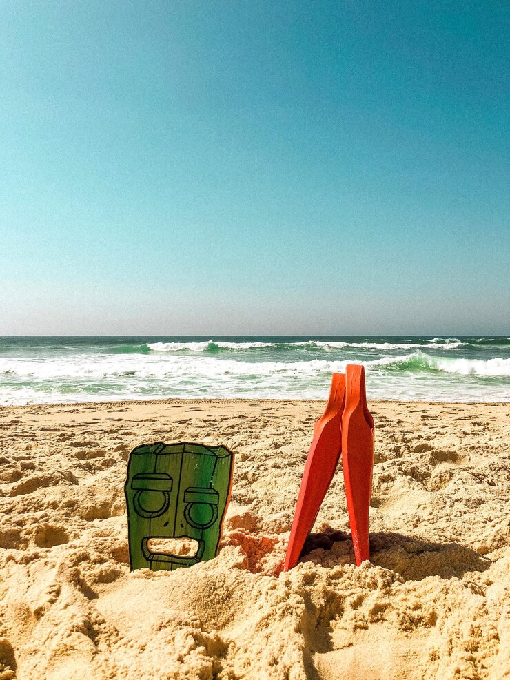 Foto brinquedos na praia contra o céu limpo