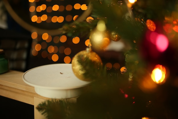 Brinquedos para árvores de natal e bokeh bonito com luzes