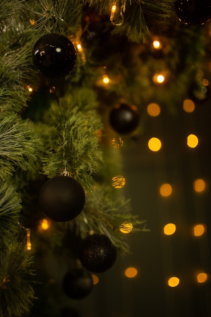 Brinquedos para árvores de natal e bokeh bonito com luzes