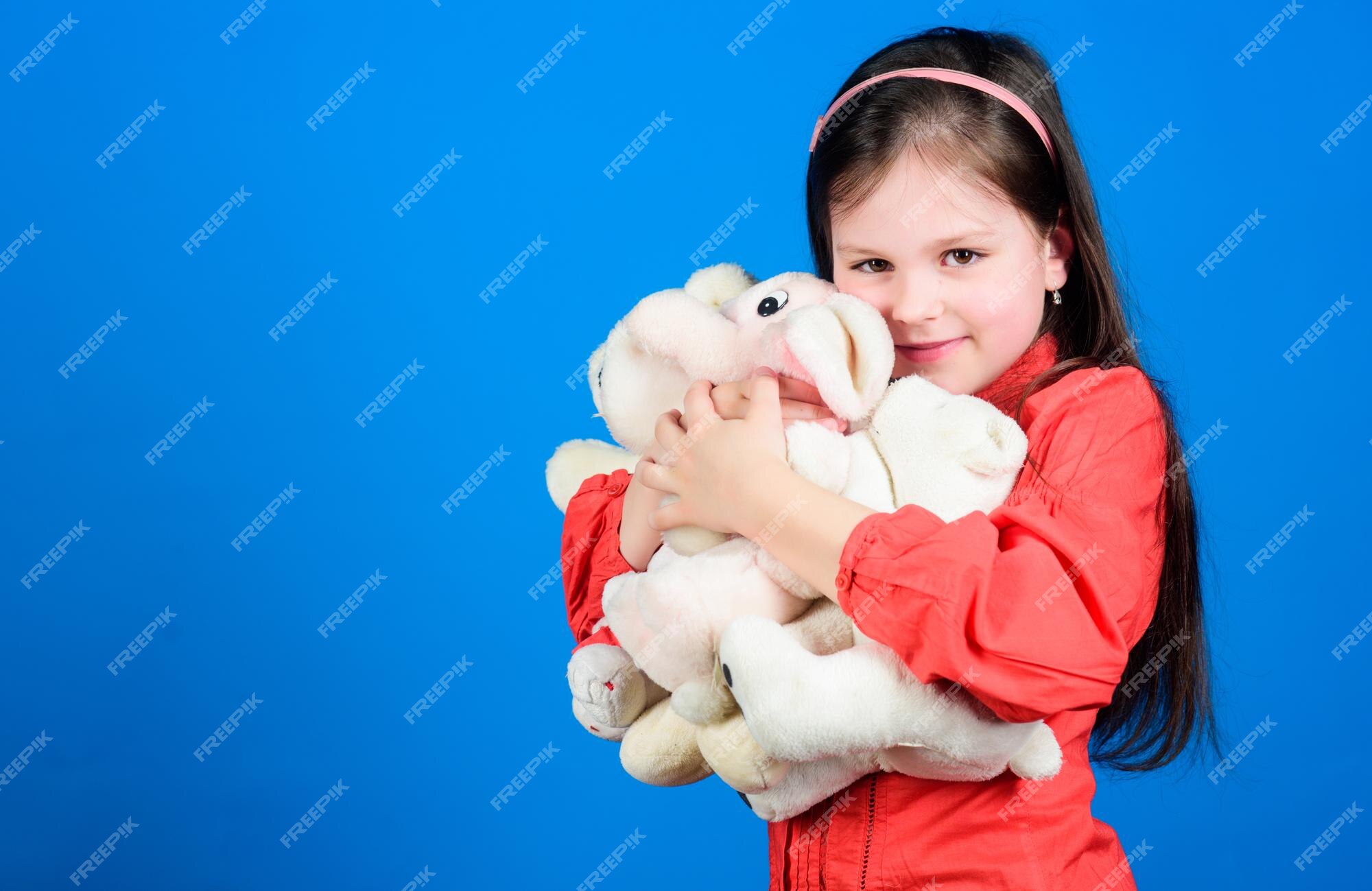 Brinquedos para criança menina pequena com brinquedo de urso macio menina  jogando jogo na sala de jogos feliz infância aniversário abraçando um  ursinho de pelúcia loja de brinquedos dia das crianças melhor