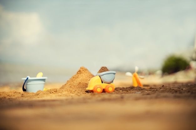 Brinquedos para crianças na praia de areia tropical