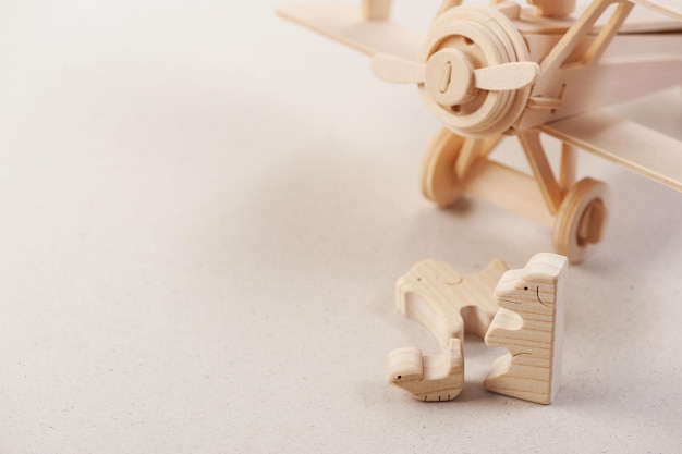 Foto brinquedos pequenos de animais de brinquedo de madeira bonitos e profundidade de campo rasa