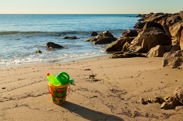 Brinquedos pequenos e plásticos na praia