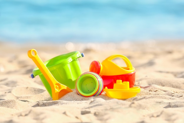 Brinquedos plásticos coloridos da areia na praia
