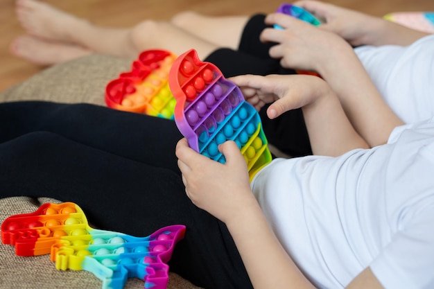 Brinquedos sensoriais anti-stress colocam nas mãos das crianças as crianças seguram nas mãos e brincam para beber