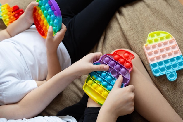 Foto brinquedos sensoriais anti-stress colocam nas mãos das crianças as crianças seguram nas mãos e brincam para beber