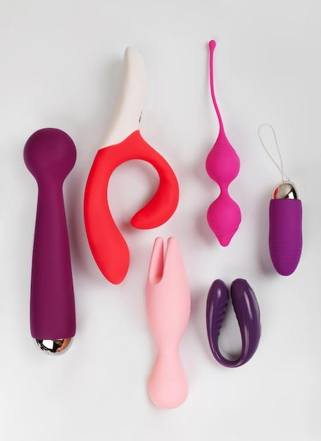 Foto brinquedos sexuais de silicone em um fundo branco. brinquedo erótico para se divertir. gadget de sexo e dispositivo de masturbação.