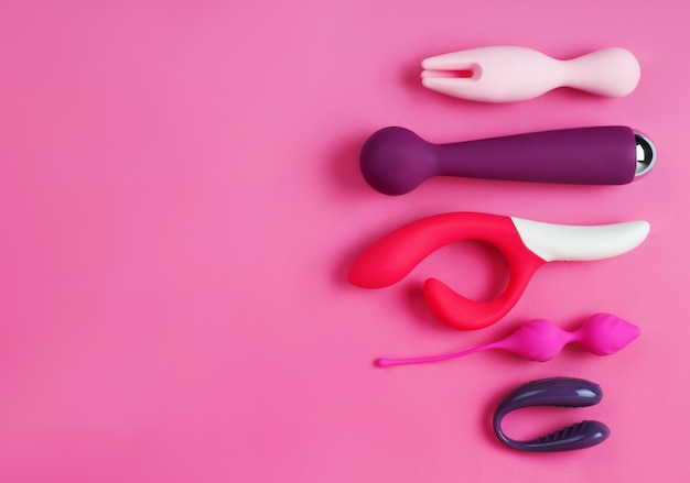 Brinquedos sexuais de silicone em um fundo rosa. brinquedo erótico para se divertir. gadget de sexo e dispositivo de masturbação.