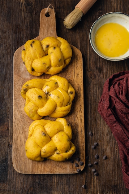 Brioche francês com lascas de chocolate cru