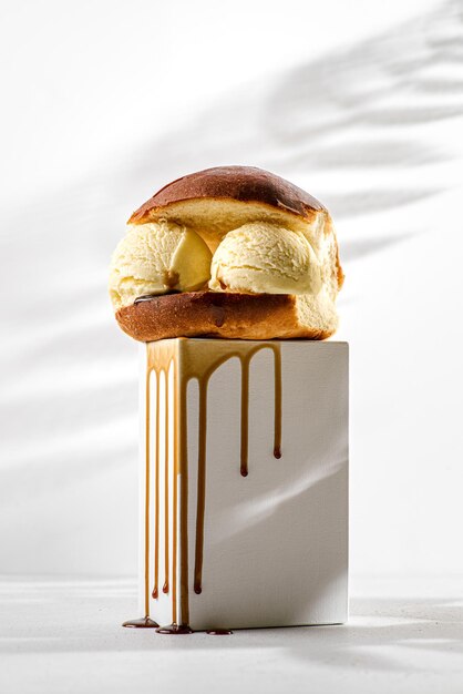 brioche con helado y caramelo