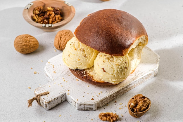 Brioche mit Eis und Karamell