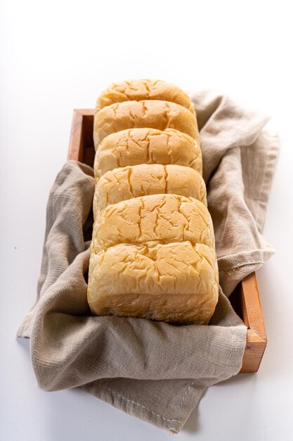 Foto brioche recién horneado, bollo suave y esponjoso, pan blanco o pan de leche, fondo blanco aislado