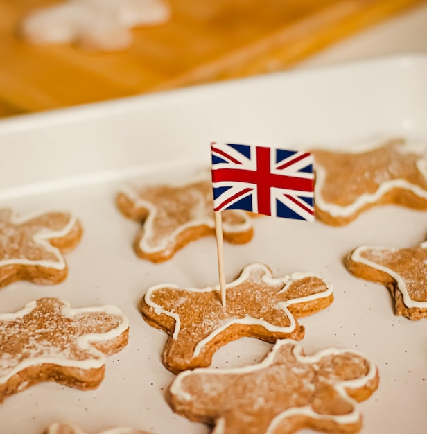 Britânico feriado e natal cozimento conceito union jack bandeira da grã-bretanha e gingerbread men bi ...