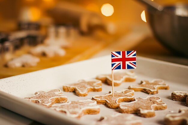 Foto britânico feriado e natal cozimento conceito union jack bandeira da grã-bretanha e gingerbread men bi ...