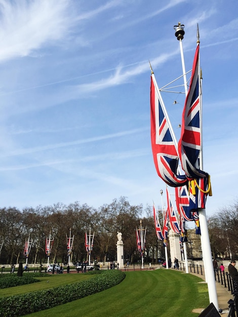 Britische Fahnen gegen den Himmel