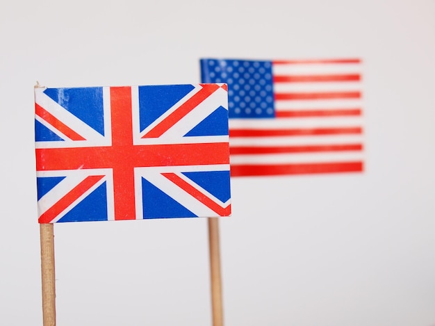 Britische und amerikanische Flaggen