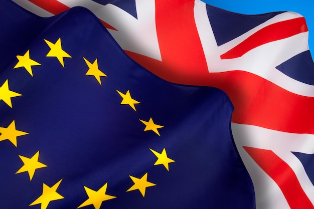Foto britische und europäische flaggen brexit