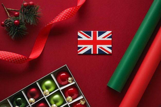 Britische Weihnachtstradition und Urlaubsdesignkonzept Union Jack Flagge von Großbritannien und Weihnachtsorn...