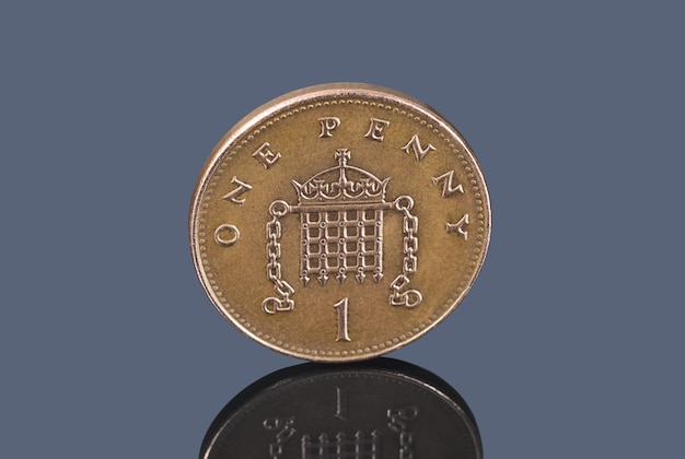 Britischer One Penny auf dunklem Hintergrund