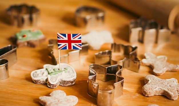 Foto britisches feiertags- und weihnachtsbackkonzept union jack flagge von großbritannien und lebkuchenmänner bi...