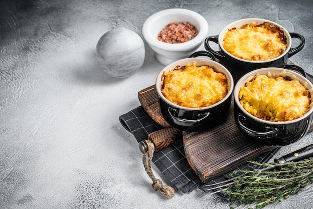 Britisches Gericht Shepherd's Pie mit Hackfleisch, Kartoffelpüree und Cheddar-Käsekruste. Weißer Hintergrund. Ansicht von oben. Platz kopieren.