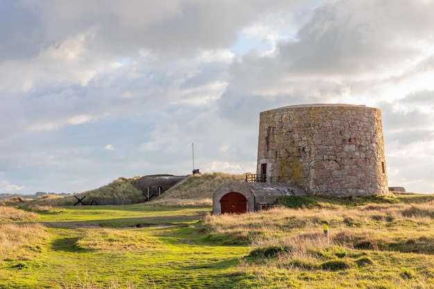 British Lewis Tower con búnker nazi en el fondo de la alguacilazgo de Saint Quen de las Islas del Canal de Jersey