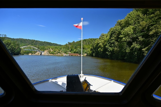 Brno Dam Blick vom Kreuzfahrtschiff Schöne Sommerlandschaft in der Tschechischen Republik