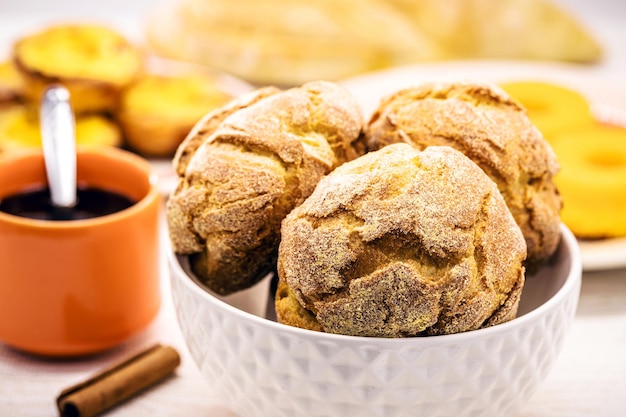 Broa é um tipo de pão de milho e trigo tradicionalmente feito em Portugal e no Brasil É feito com uma mistura de farinha de milho ou fubá