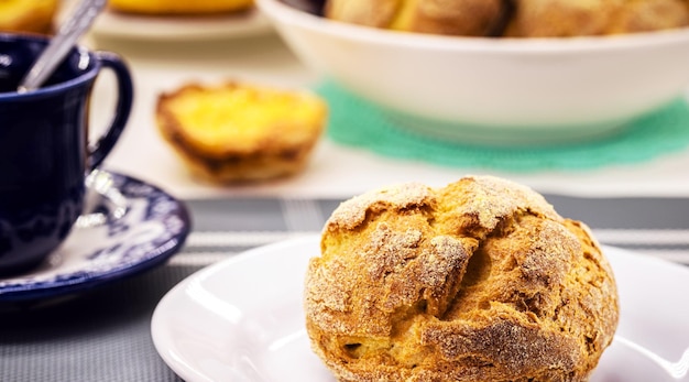 Broa pan de maíz tradicional de Portugal elaborado con harina de maíz y trigo o harina de maíz y centeno con una corteza crujiente densa y húmeda por dentro