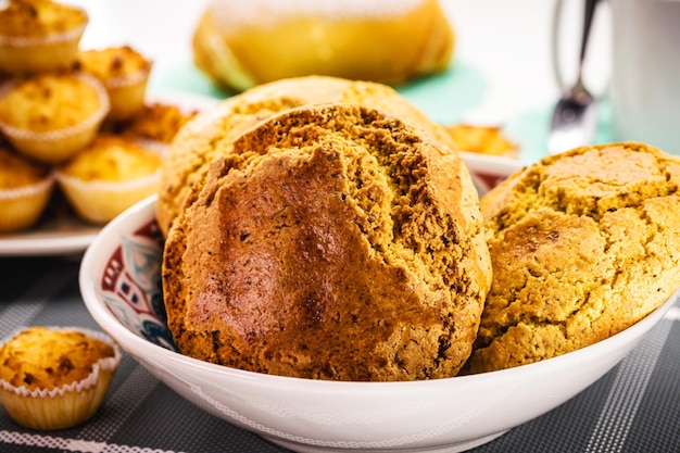 Broa pan rústico tradicional de Brasil y Portugal elaborado con harina de maíz y maíz horneado y servido para el desayuno