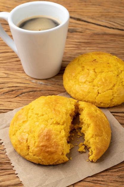 Broa, típico pan de harina de maíz brasileño con café.