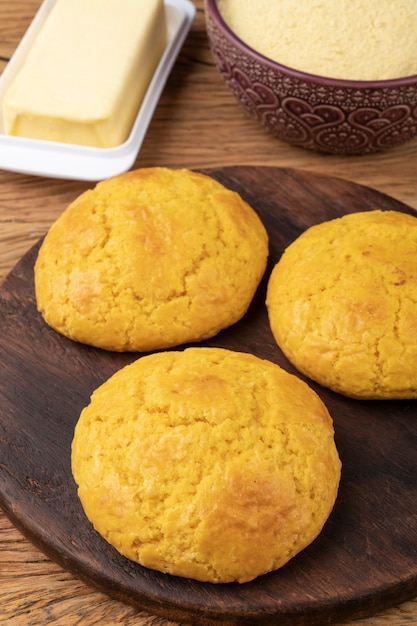 Foto broa, típico pão brasileiro de fubá com ingredientes. manteiga, ervas e fuba, farinha de milho.