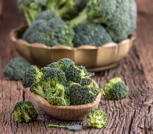 Broccoli.Raw frischer Brokkoli auf altem Holztisch.