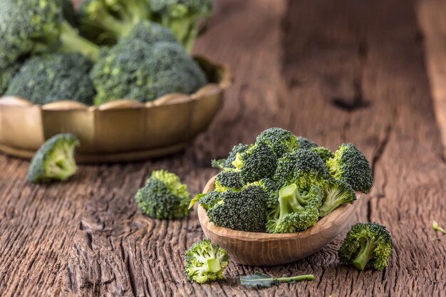 Broccoli.Raw frischer Brokkoli auf altem Holztisch.