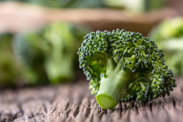 Broccoli.Raw frischer Brokkoli auf altem Holztisch.