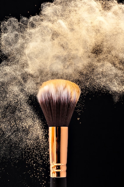 Brocha de maquillaje profesional negra con polvos
