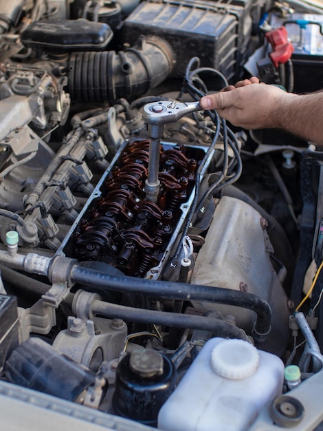 Foto brocha de la reparación del motor del motor del coche.