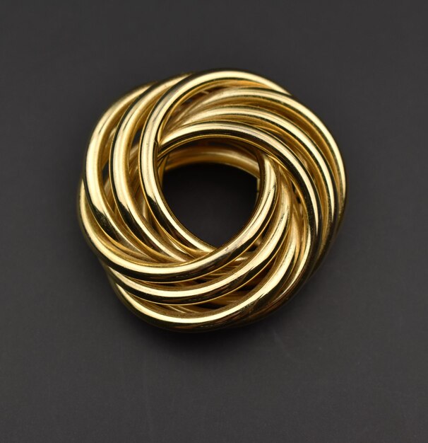 Broche dourado em um macro de close-up de fundo preto