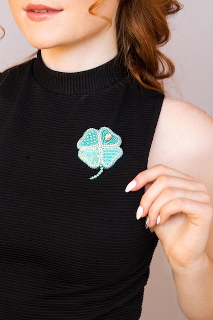 Broche de hoja de trébol hecho a mano en camiseta negra celebrando el concepto del día de San Patricio