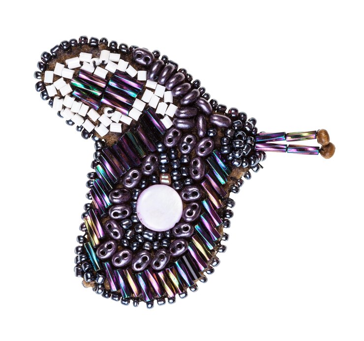 Foto broche de mariposa de cornetas arcoiris y cuentas.