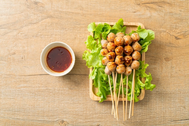 Brocheta de albóndigas a la parrilla con salsa picante