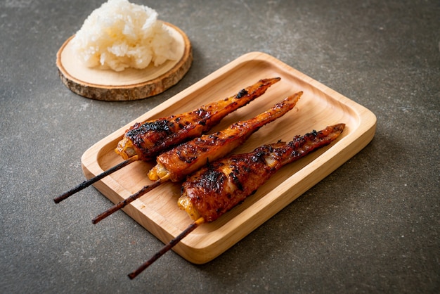 brocheta de alitas de pollo a la parrilla o barbacoa con arroz glutinoso