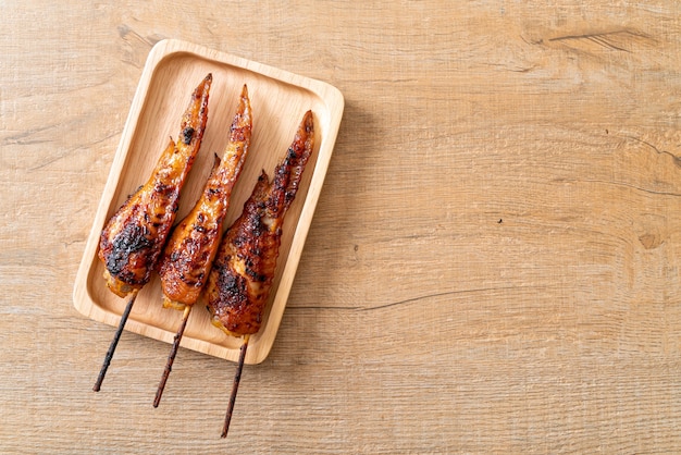 Brocheta de alitas de pollo a la parrilla o barbacoa en un plato