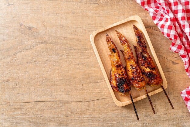 Brocheta de alitas de pollo a la parrilla o barbacoa en un plato