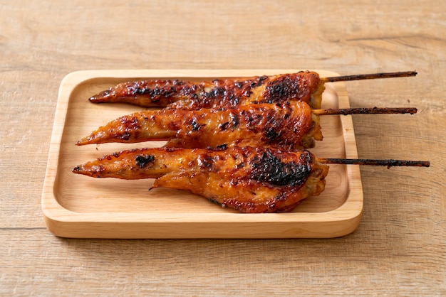 Brocheta de alitas de pollo a la parrilla o barbacoa en un plato